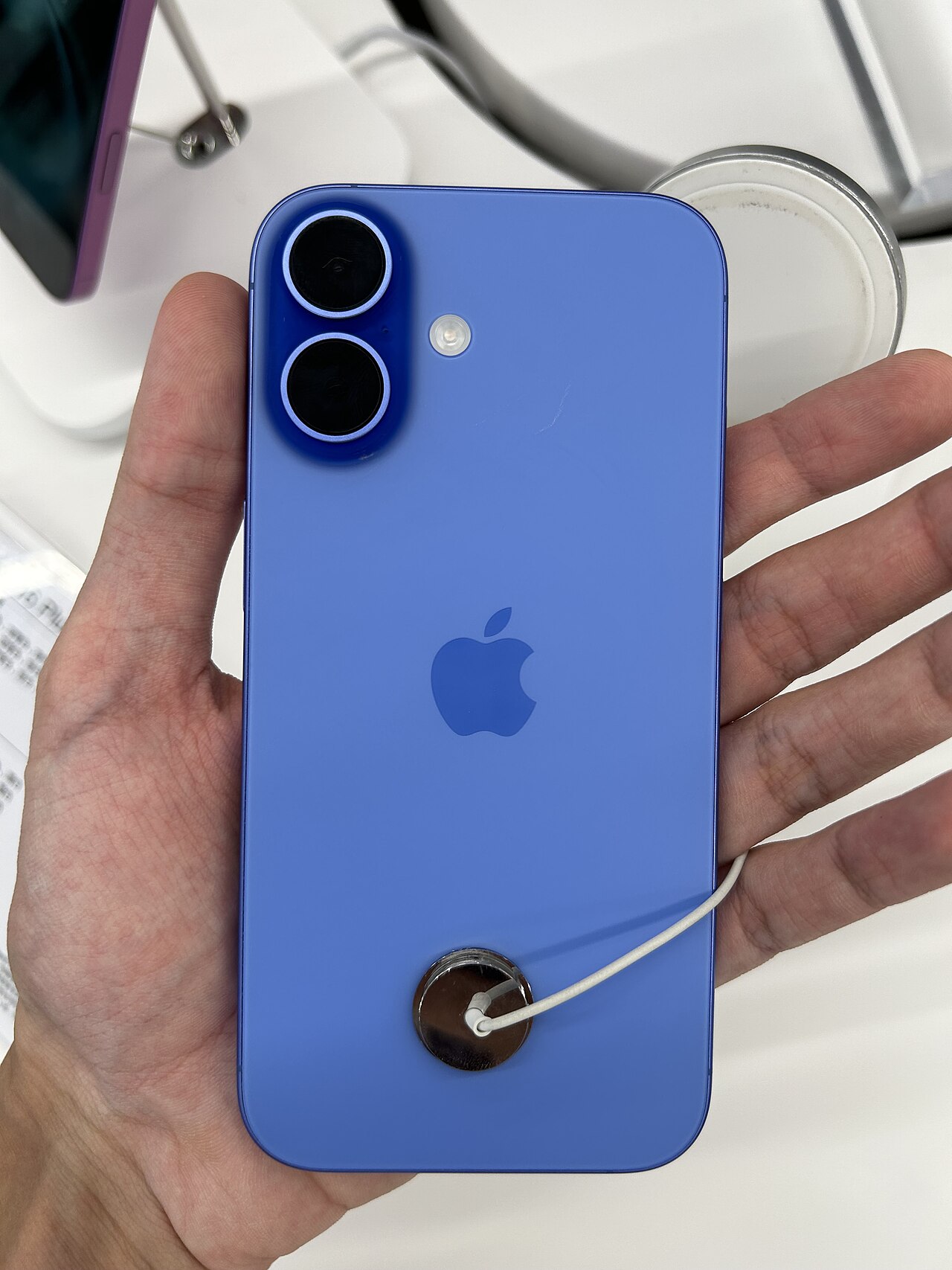 iPhone 16 — Ultramarin